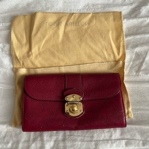 Louis Vuitton
Mahina Amelia Wallet Fuchsia
